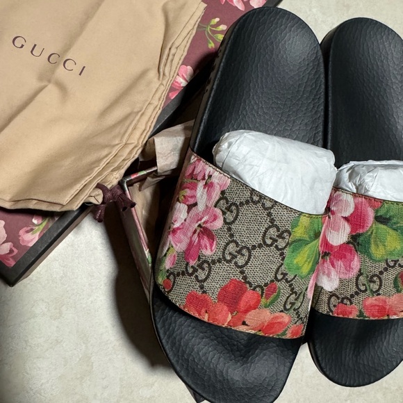 Gucci - Women's Pursuit Pool Slide Sandals - Picture 3 of 7